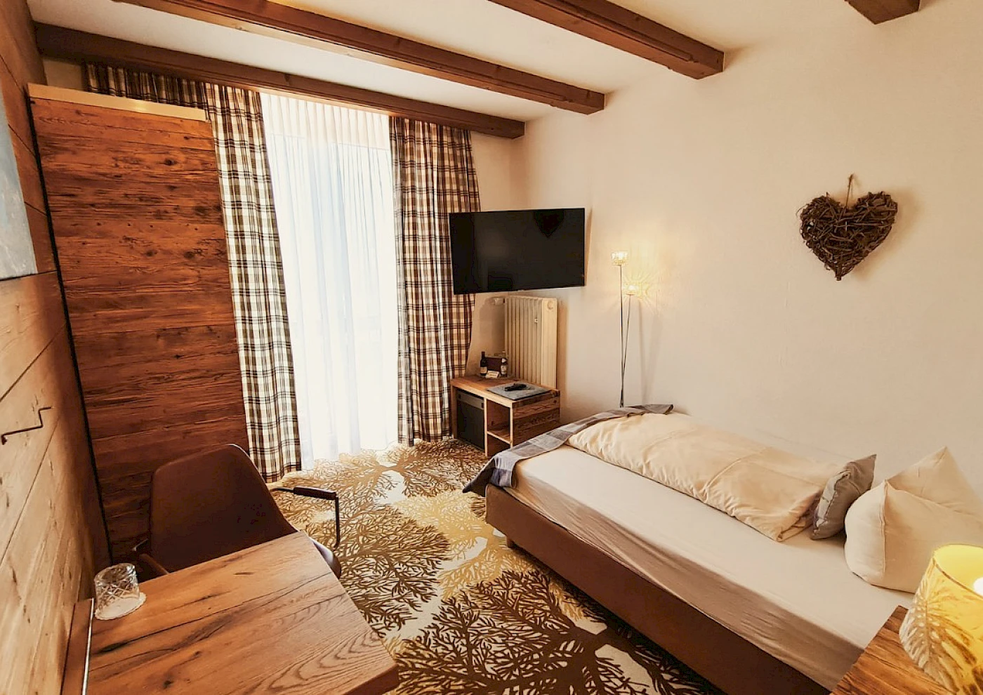 Übersicht vom Einzelzimmer mit Bett, TV & liebevollen Details