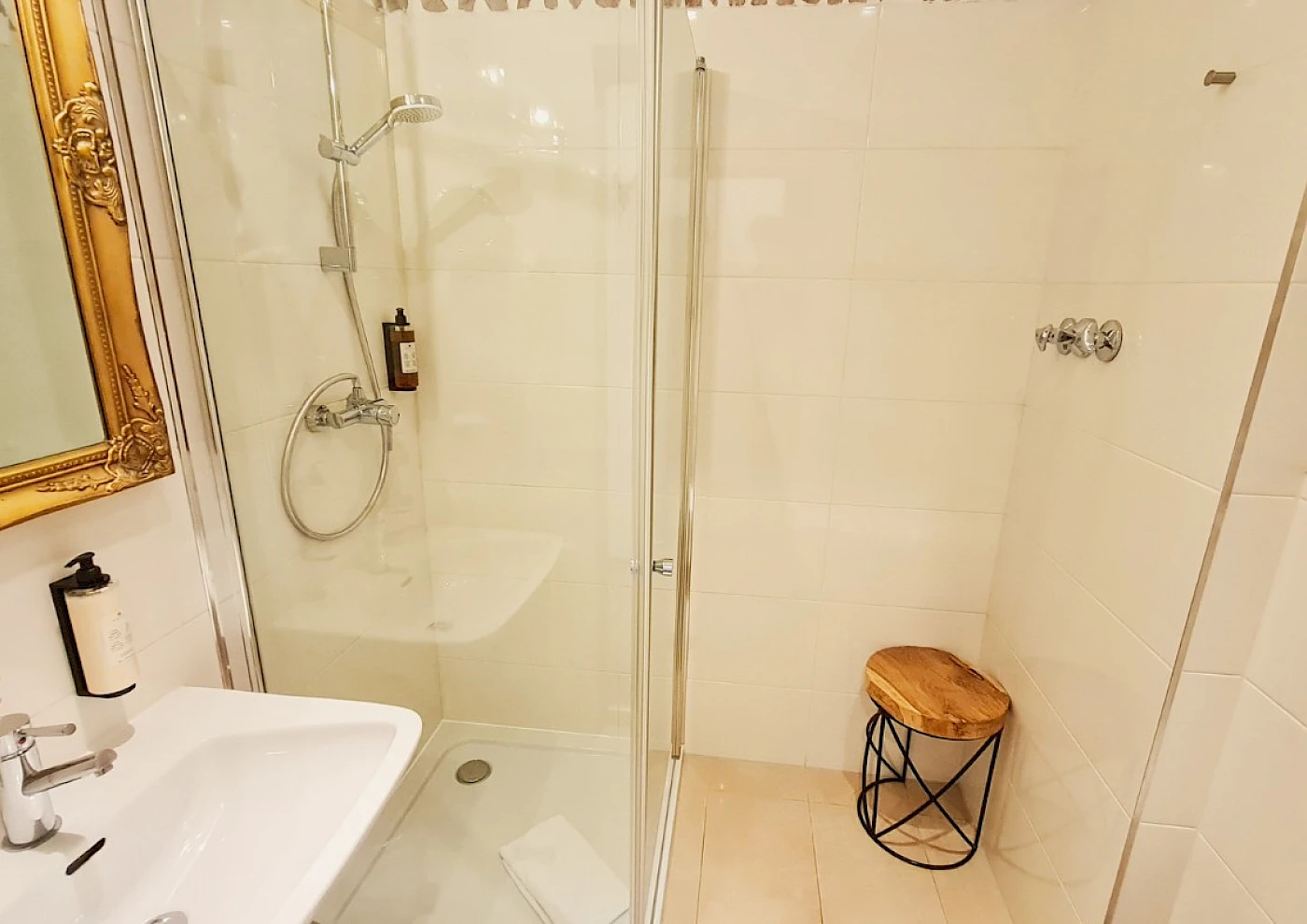 Übersicht vom Einzelzimmer mit Bett, TV & liebevollen Details