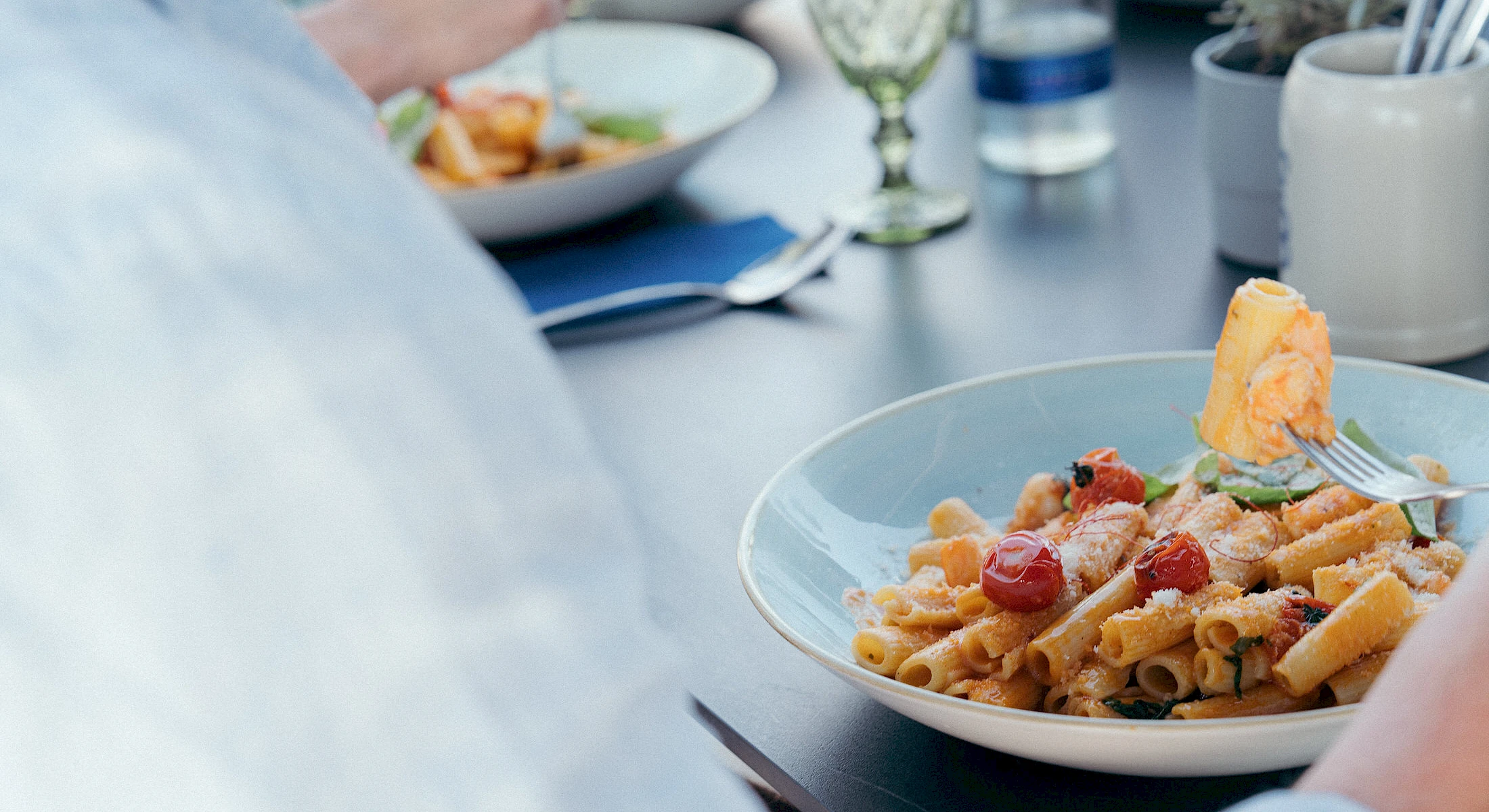 Pastagericht auf der Terrasse mit Seeblick