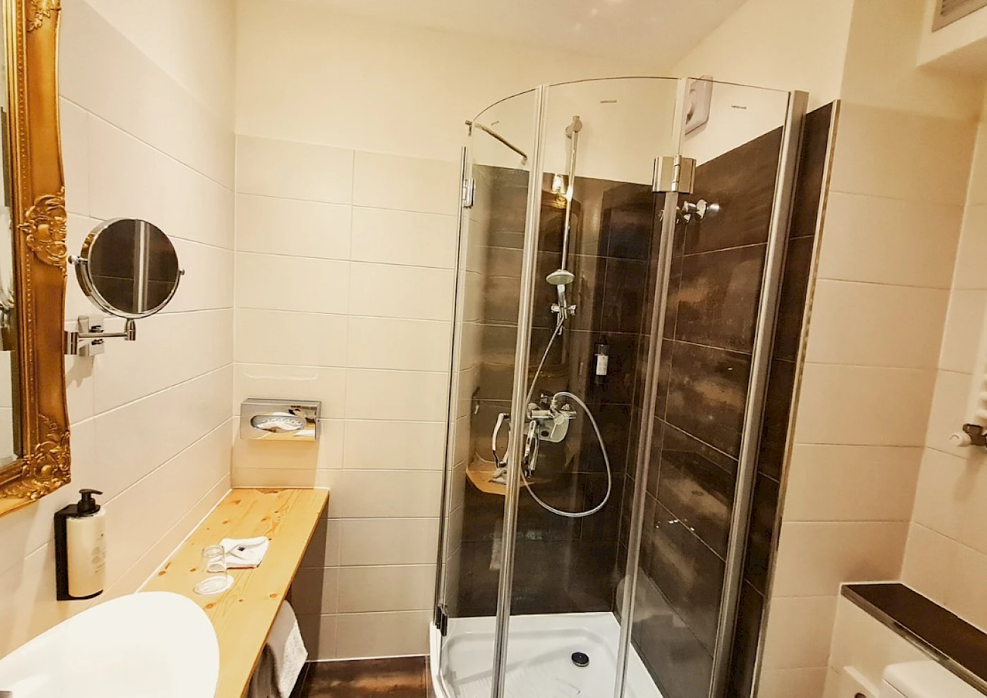 Übersicht vom Einzelzimmer mit Bett, TV & bunten Details