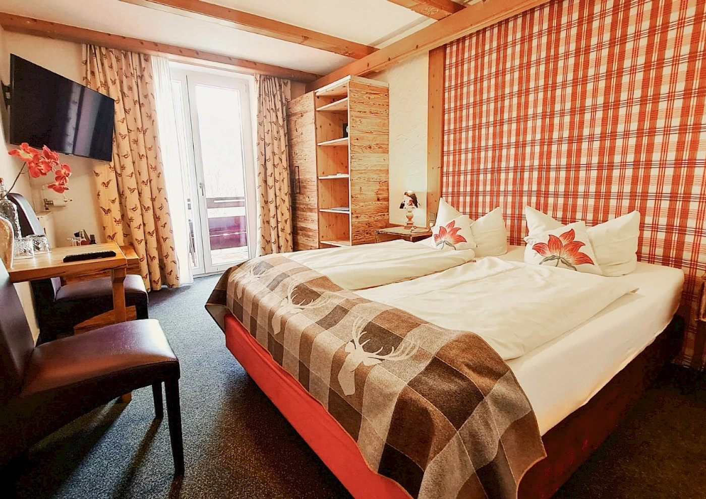 Übersicht Doppelzimmer mit liebevollen Details, Balkon und Seeblick