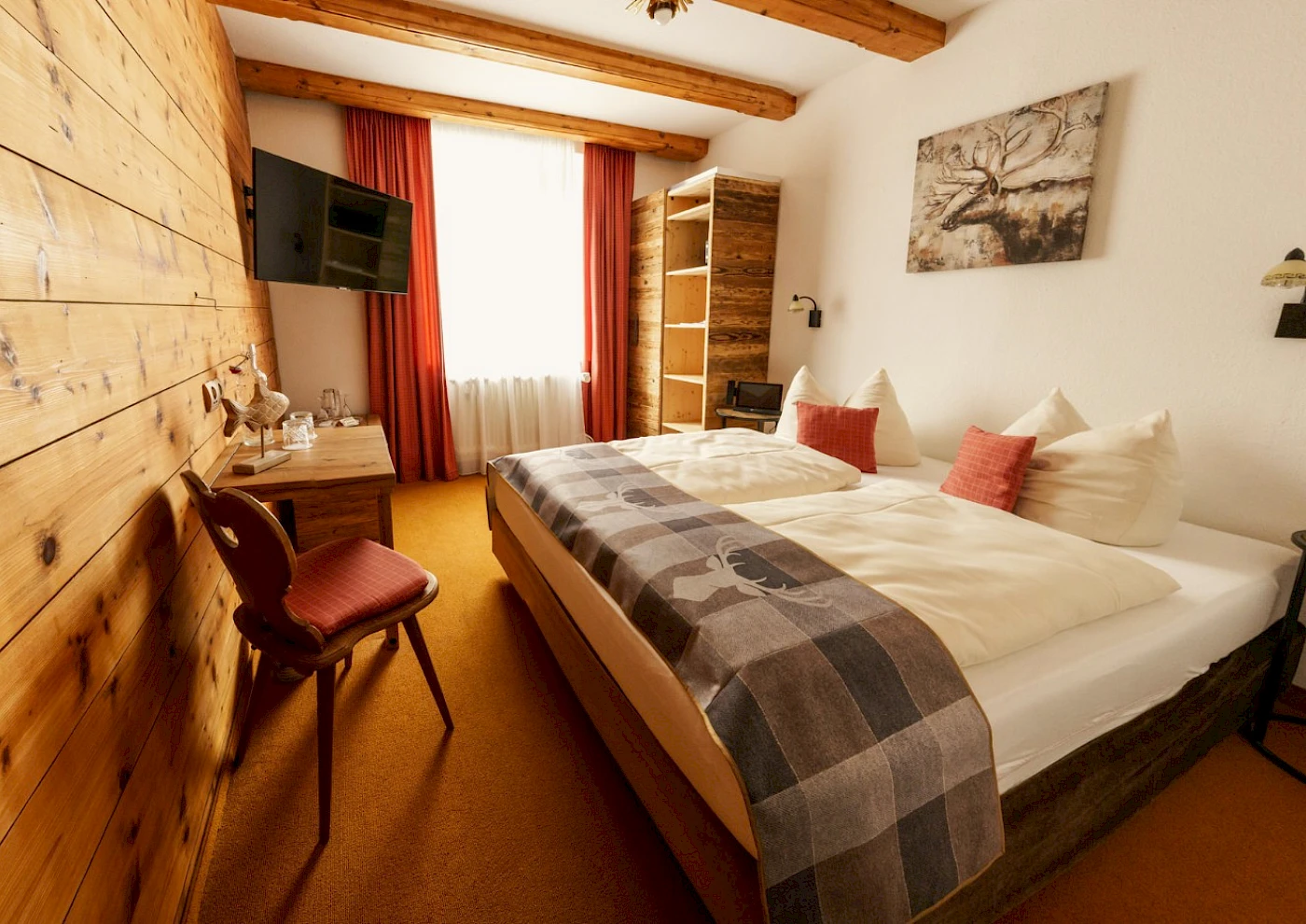 Gemütliches Doppelzimmer mit TV & großem Fenster