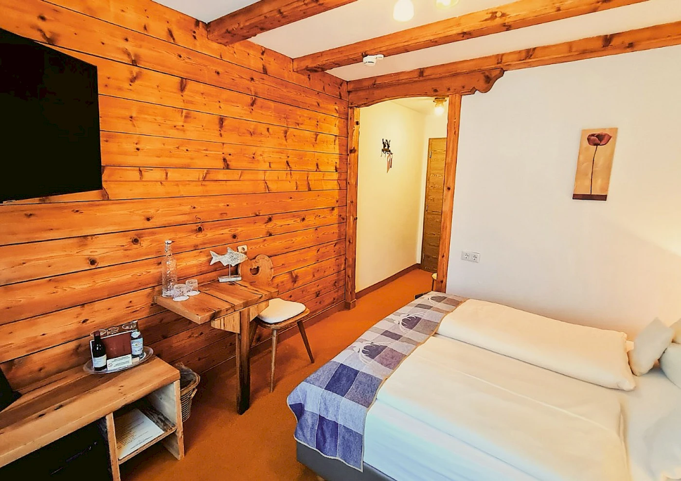 Gemütliches Doppelzimmer mit TV & großem Fenster