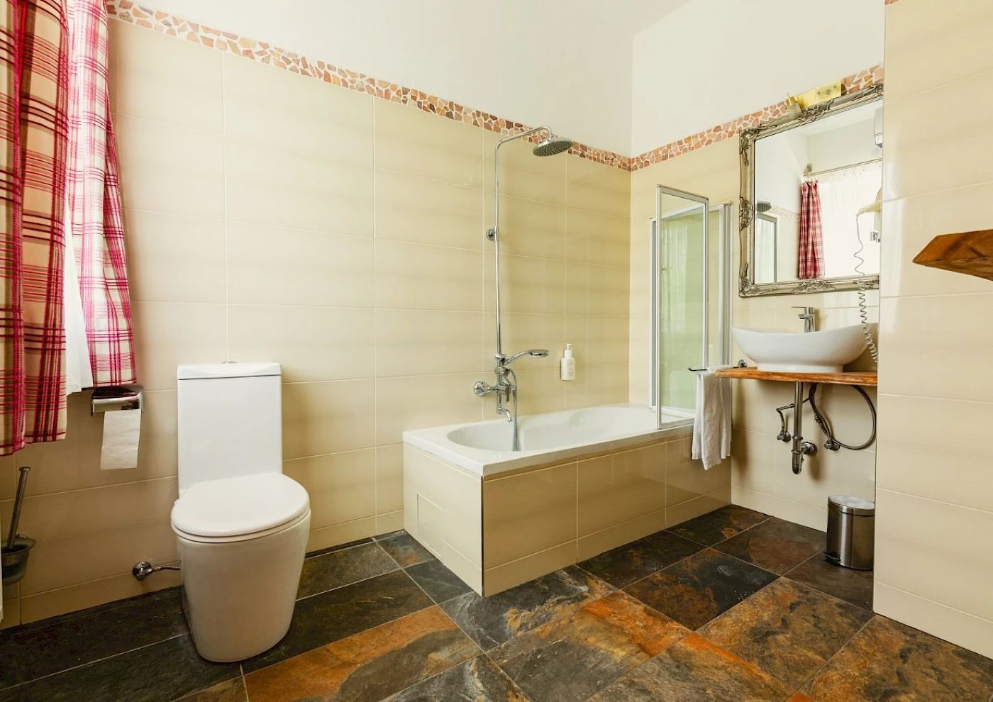 Doppelzimmer mit Balkon und Seeblick im Schlierseer Hof