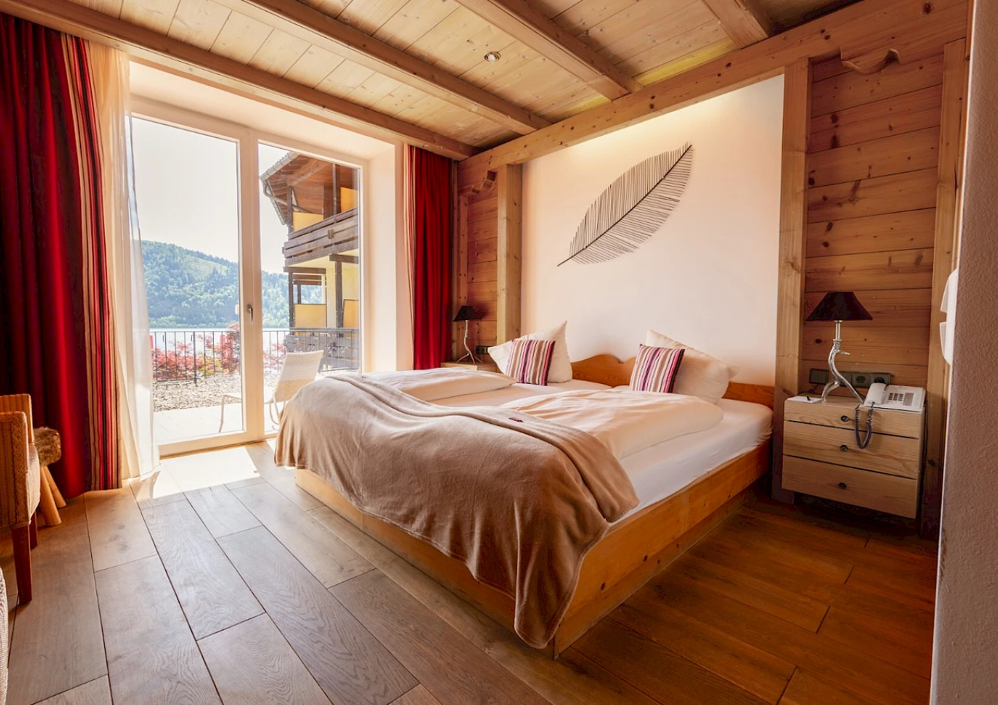 Großes Doppelzimmer mit schönen Details, TV, Balkon und Seeblick