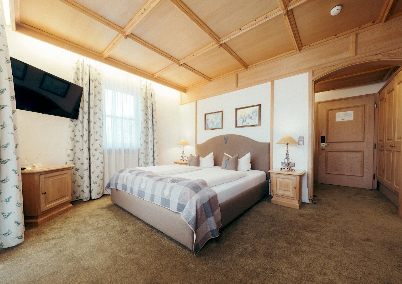 Großes Doppelzimmer mit schönen Details, TV, Balkon und Seeblick