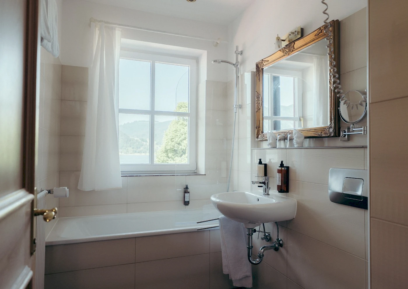 Großes Doppelzimmer mit schönen Details, TV, Balkon und Seeblick