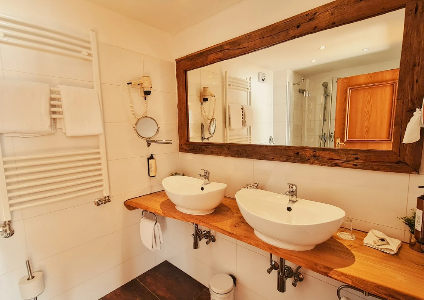 Großzügiges, gemütliches Zimmer mit liebevoller Deko und Doppelbett