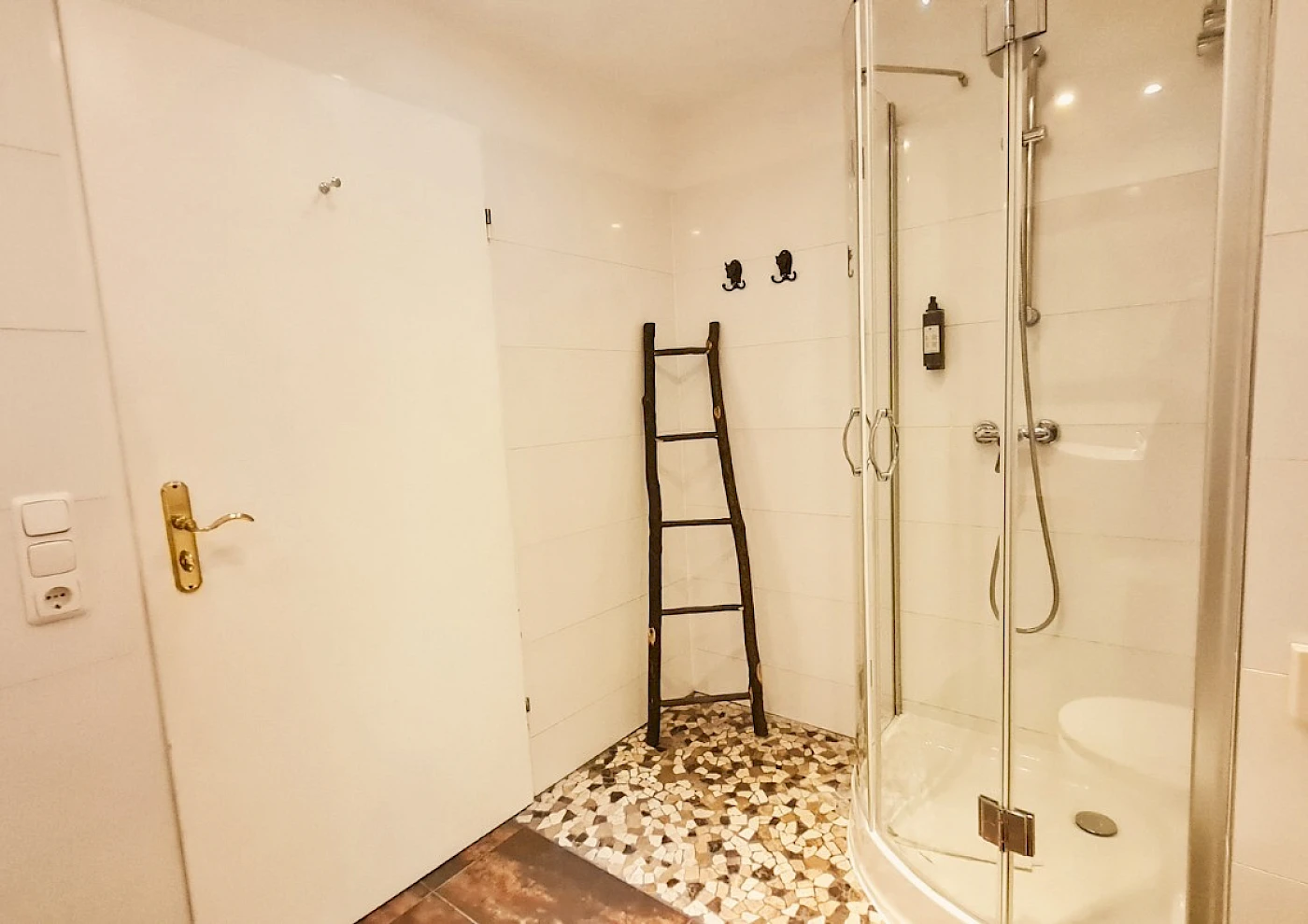 Großzügiges, gemütliches Zimmer mit liebevoller Deko und Doppelbett