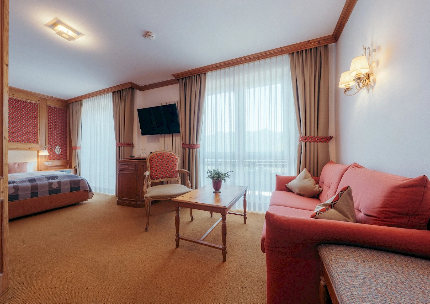 Großzügiges, gemütliches Zimmer mit liebevoller Deko und Doppelbett