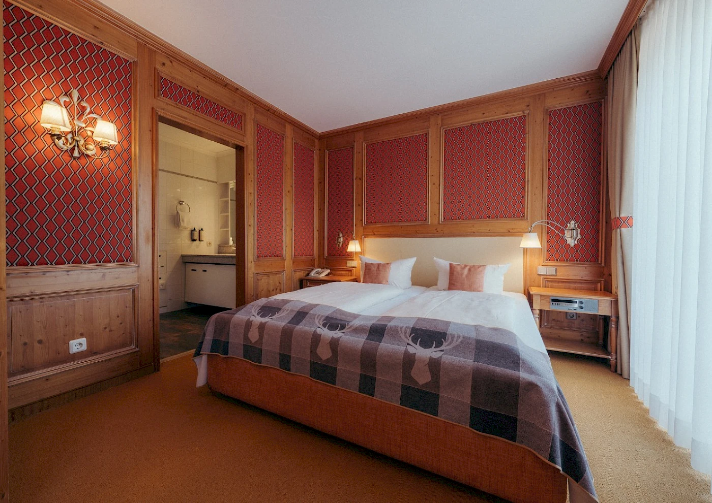 Großzügiges, gemütliches Zimmer mit liebevoller Deko und Doppelbett