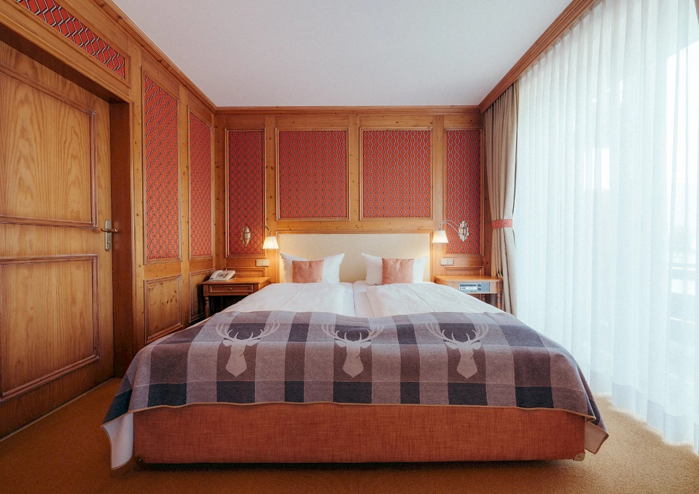 Großzügiges, gemütliches Zimmer mit liebevoller Deko und Doppelbett