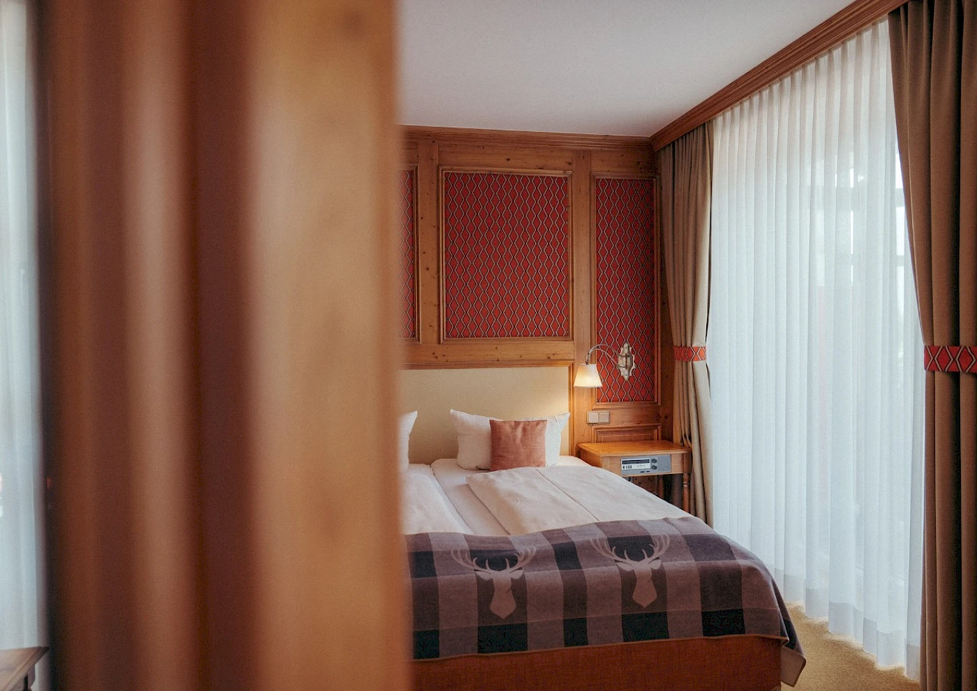 Großzügiges, gemütliches Zimmer mit liebevoller Deko und Doppelbett