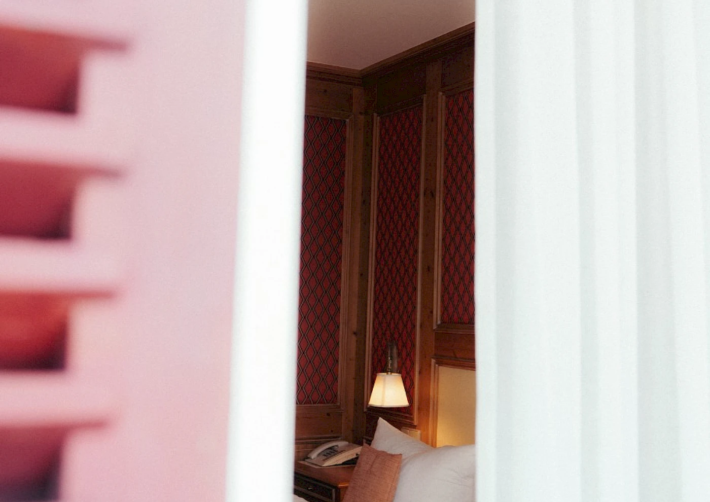 Großzügiges, gemütliches Zimmer mit liebevoller Deko und Doppelbett