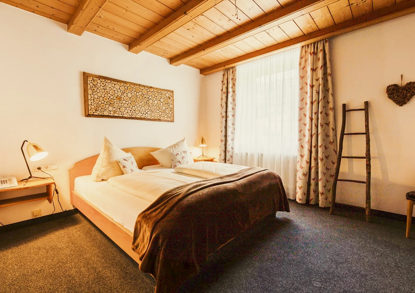 Doppelbett im Seehotel in gemütlicher Zimmeratmosphäre