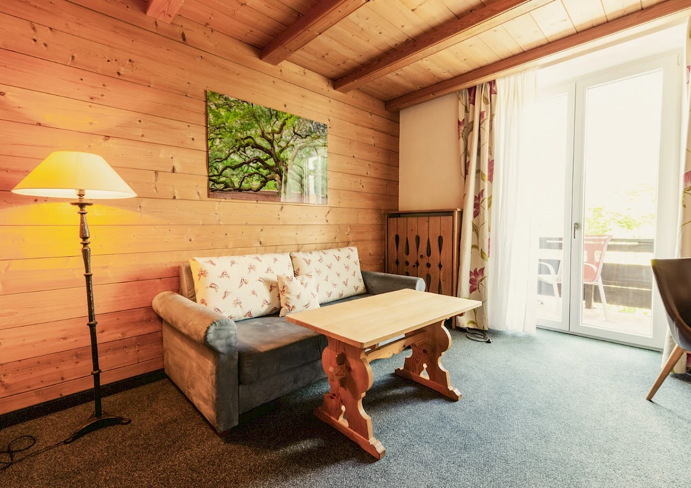 Doppelbett im Seehotel in gemütlicher Zimmeratmosphäre