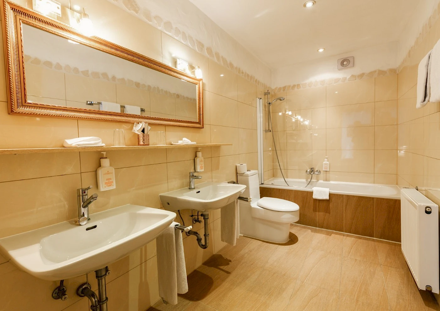 Doppelbett im Seehotel in gemütlicher Zimmeratmosphäre