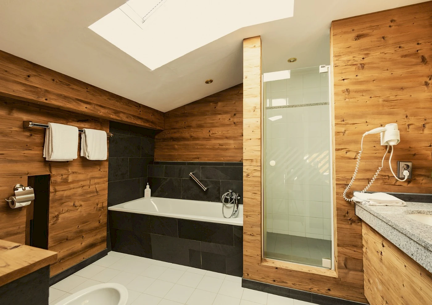 Doppelbett im Seehotel in gemütlicher Zimmeratmosphäre