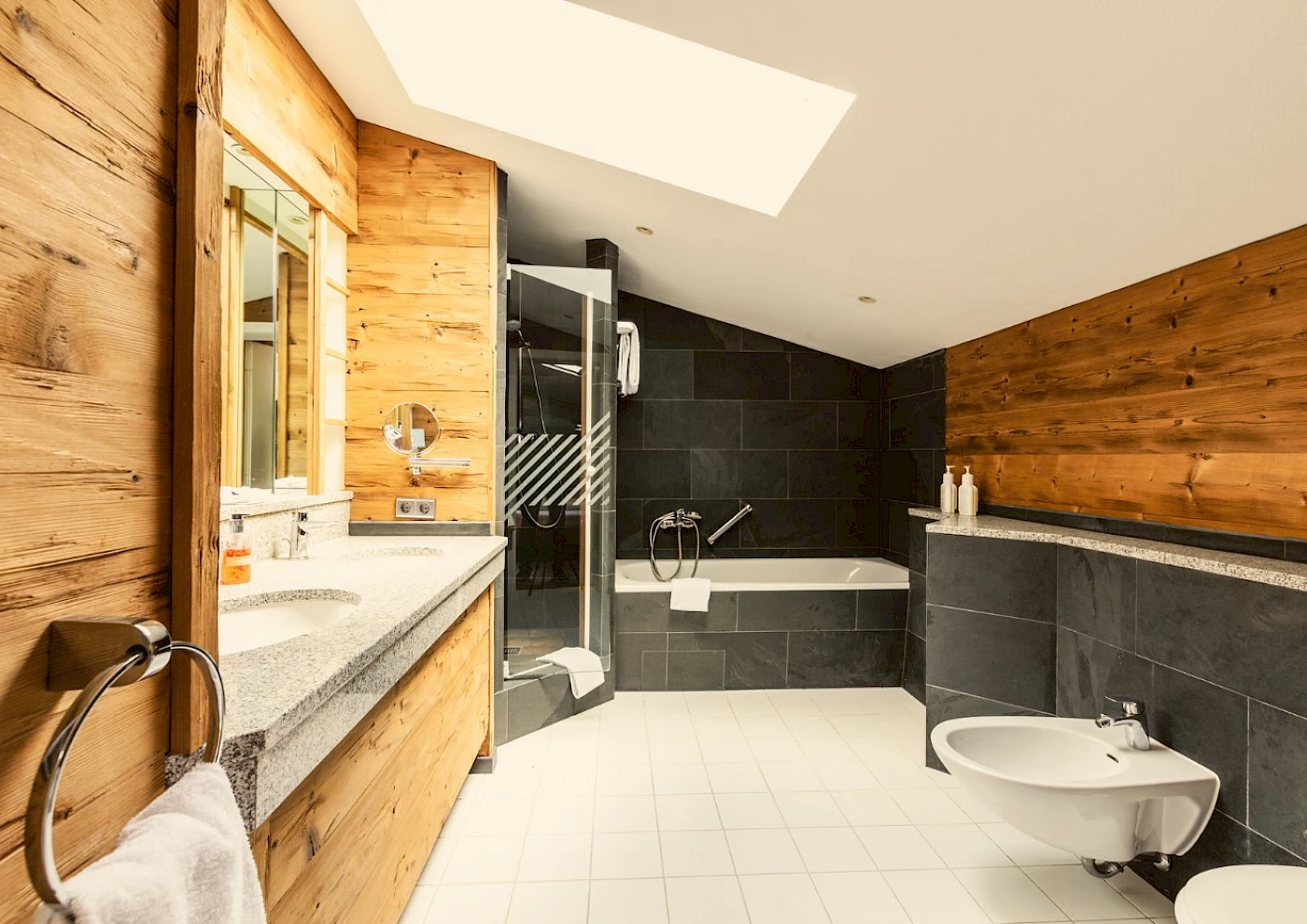 Doppelbett im Seehotel in gemütlicher Zimmeratmosphäre