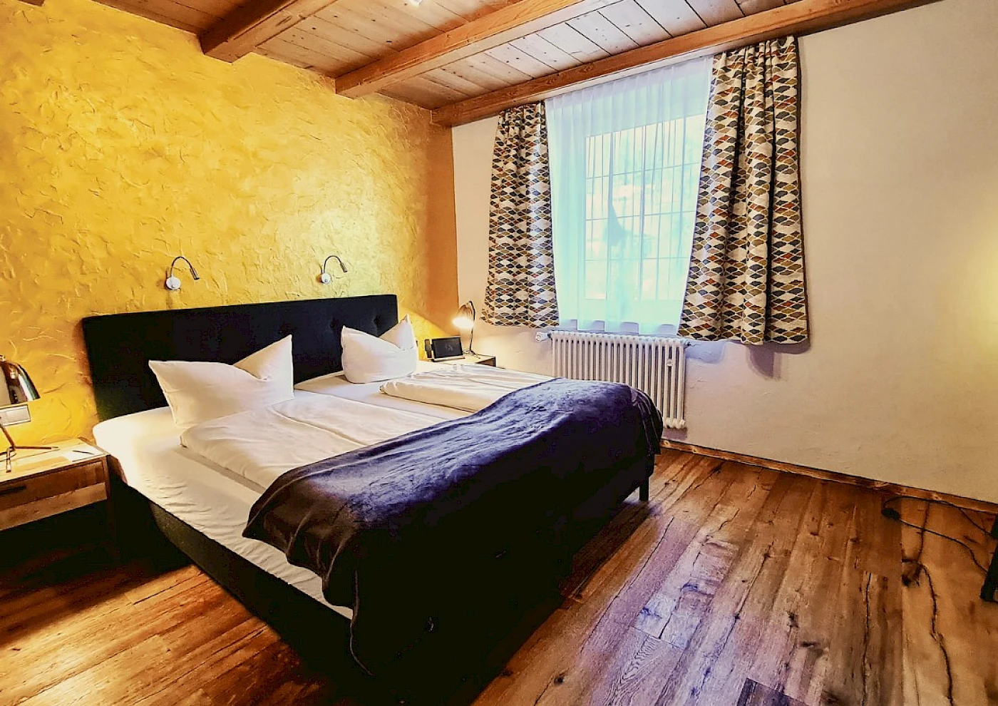 Doppelbett im Seehotel in gemütlicher Zimmeratmosphäre