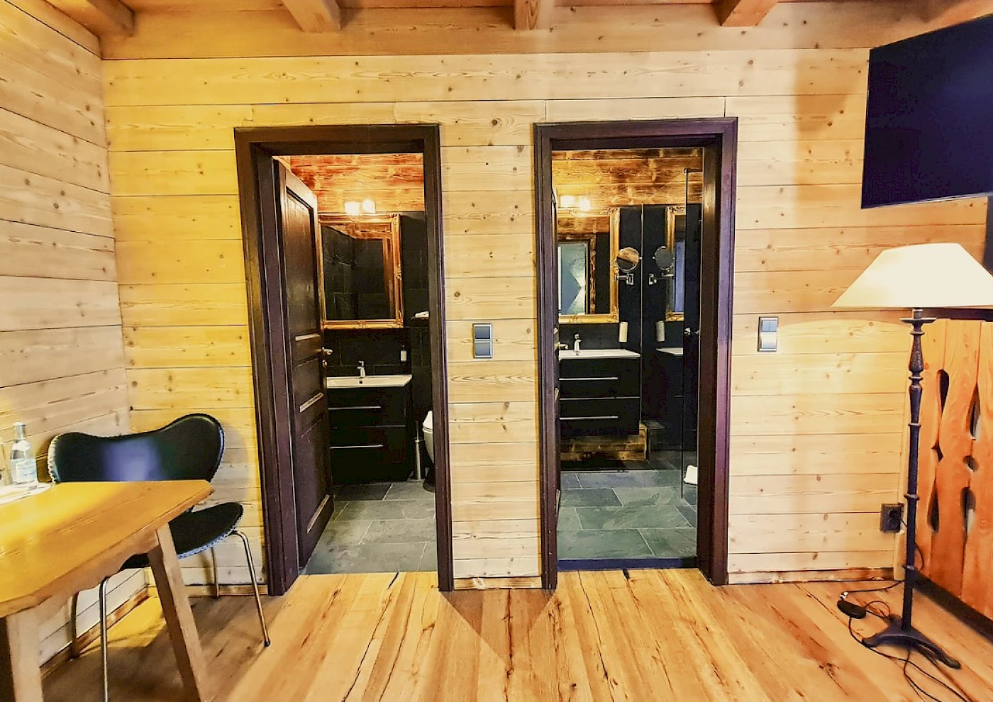 Doppelbett im Seehotel in gemütlicher Zimmeratmosphäre