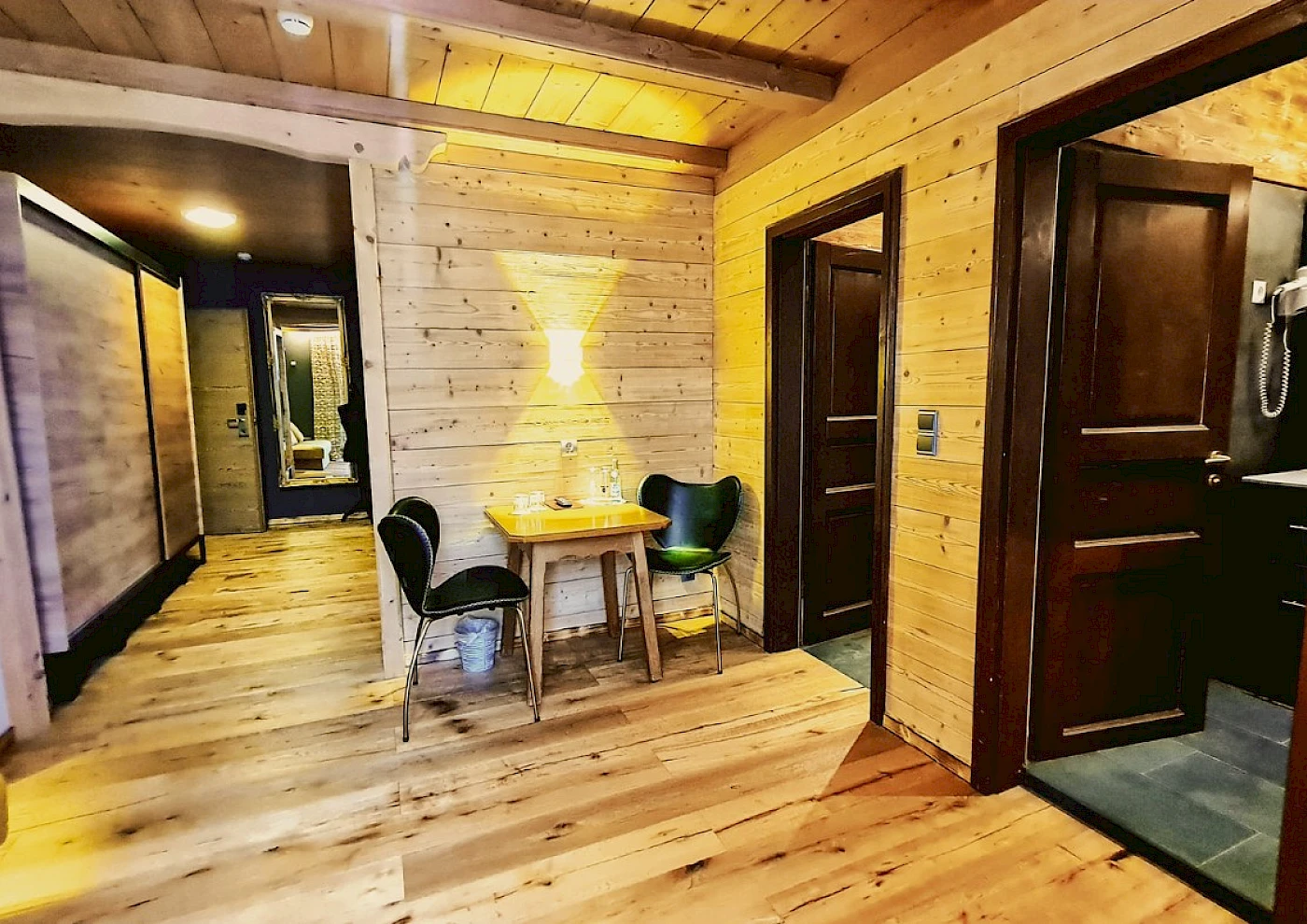 Doppelbett im Seehotel in gemütlicher Zimmeratmosphäre