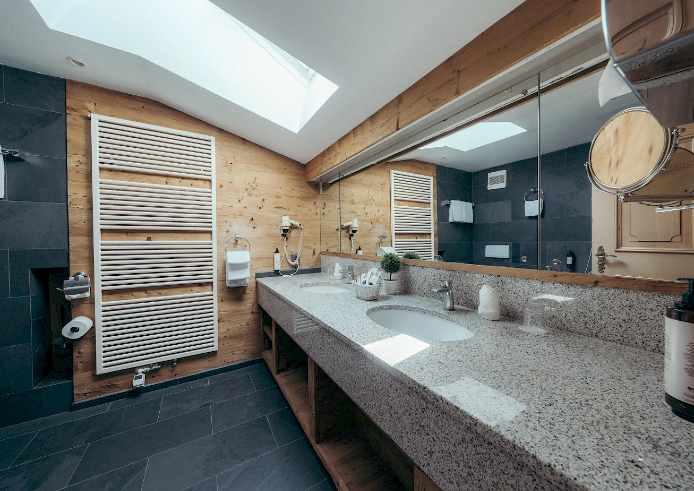 Doppelbett im Seehotel in gemütlicher Zimmeratmosphäre