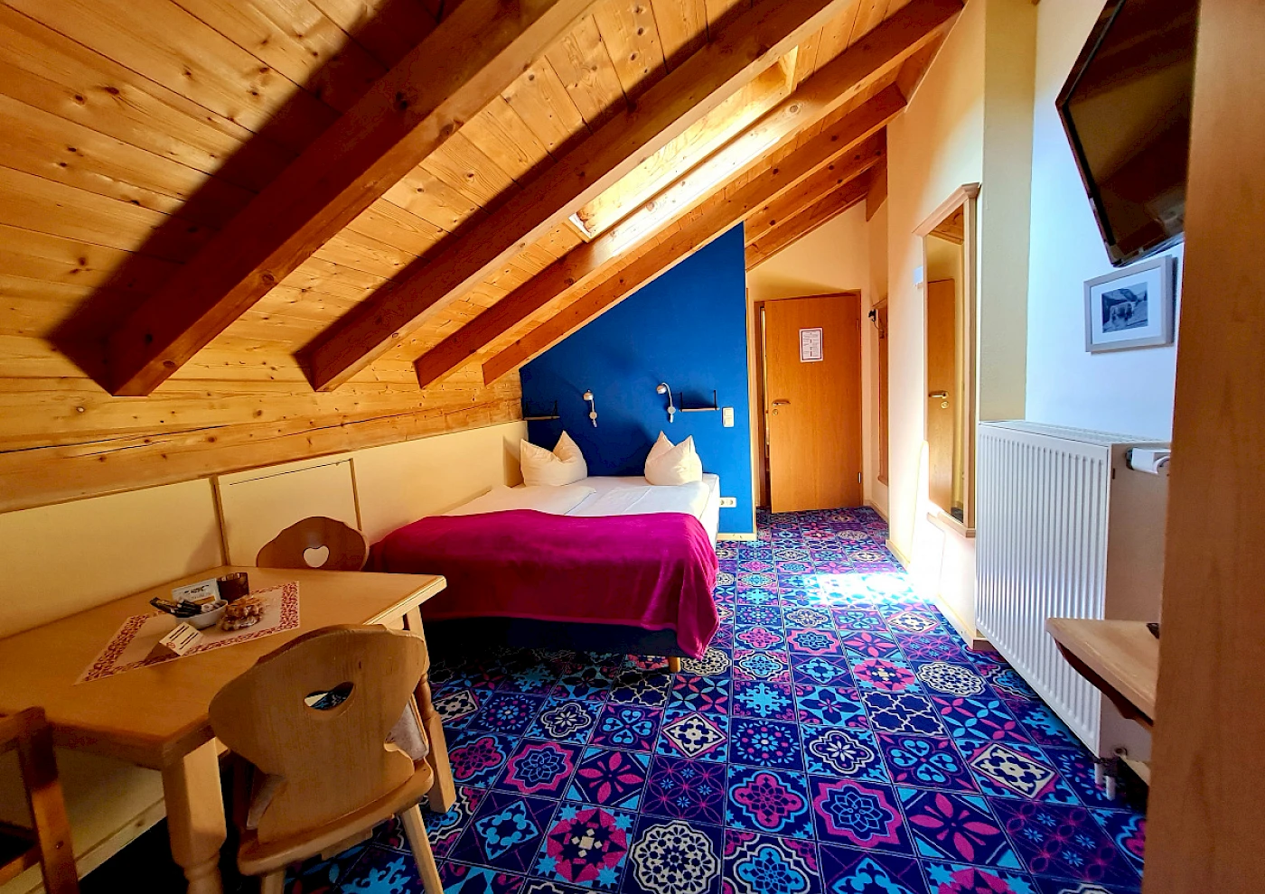 Blick von oben auf das Ufer des Schliersees und das Apartmenthaus 