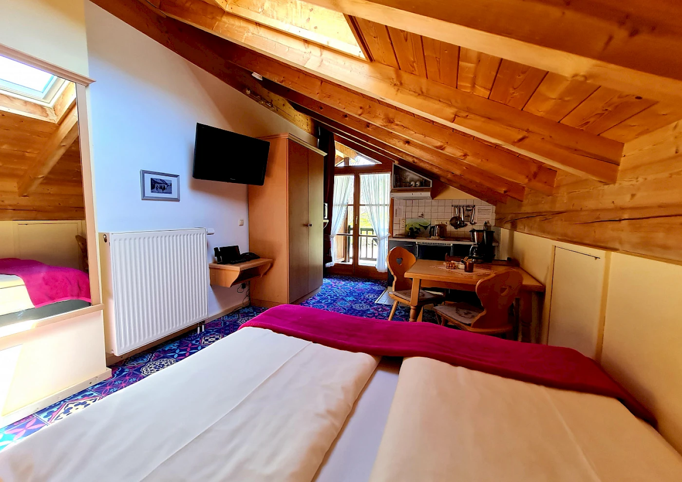 Blick von oben auf das Ufer des Schliersees und das Apartmenthaus 