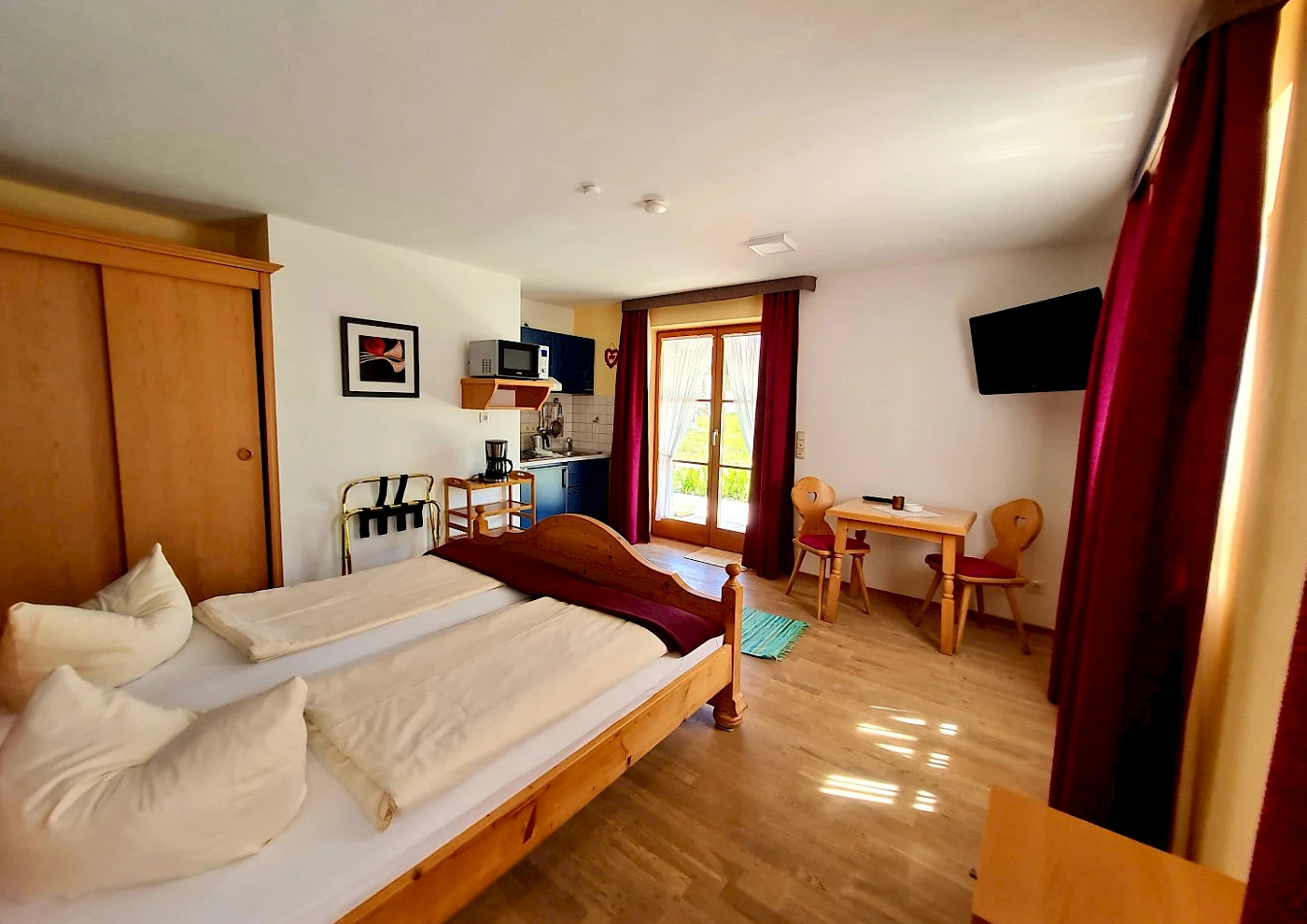 Blick von oben auf das Ufer des Schliersees und das Apartmenthaus 