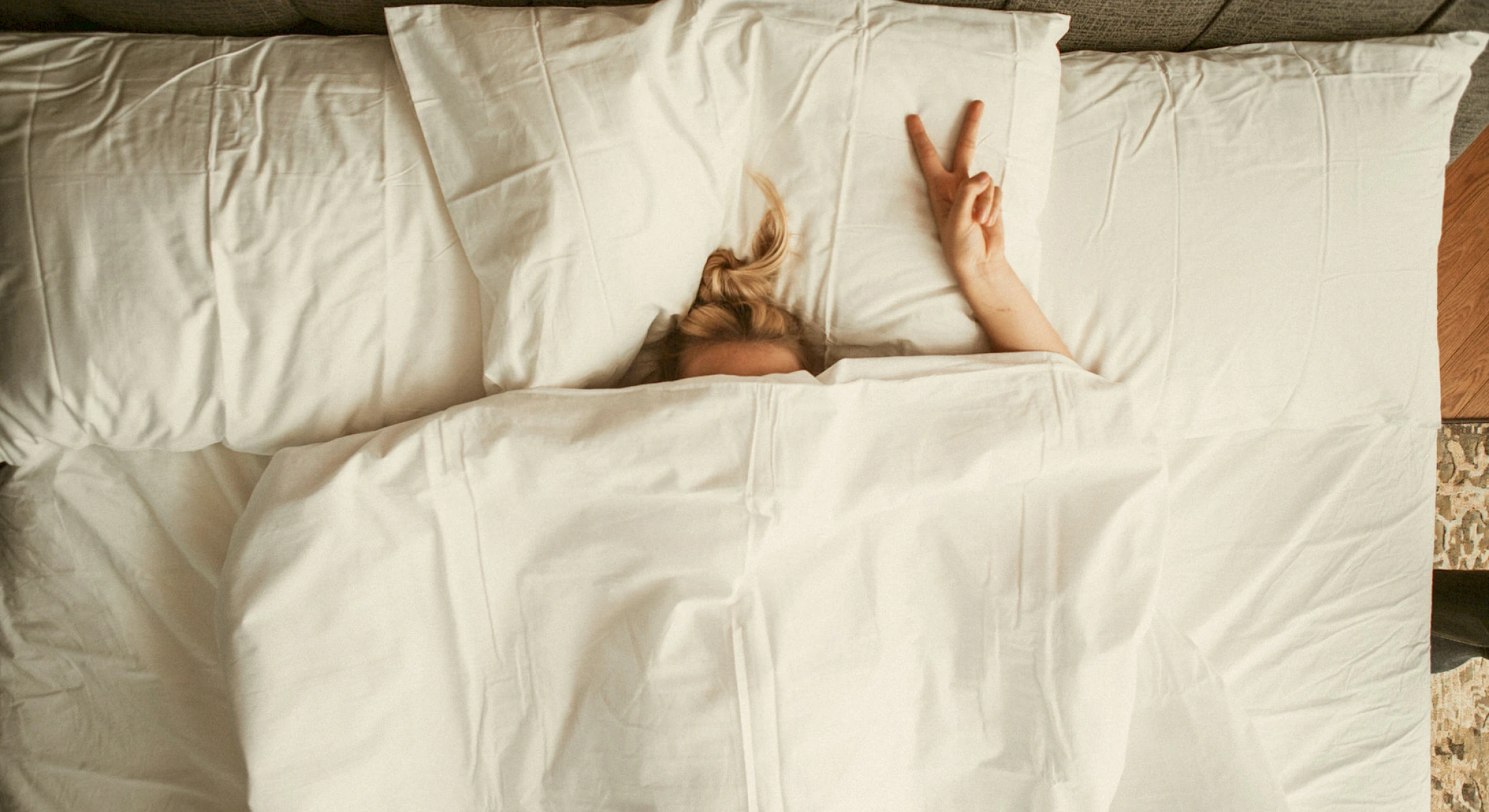 Frau in einem gemütlichen Bett