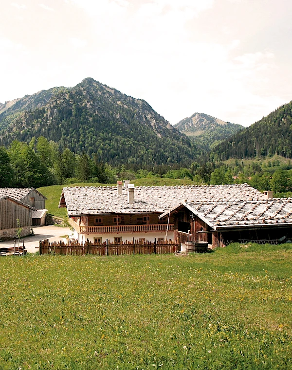 Blick aufs Wasmeier Museum in einmaliger Bergwelt