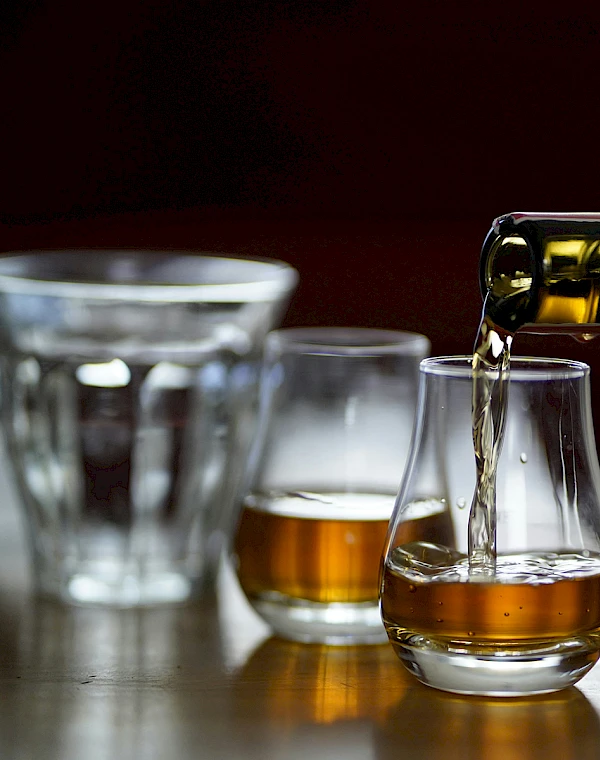 Whisky wird eingeschenkt in der SLYRS Destillerie