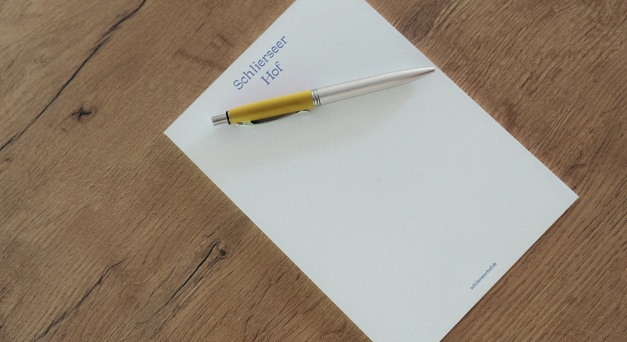 Block mit Schlierseer Hof Logo und Stift